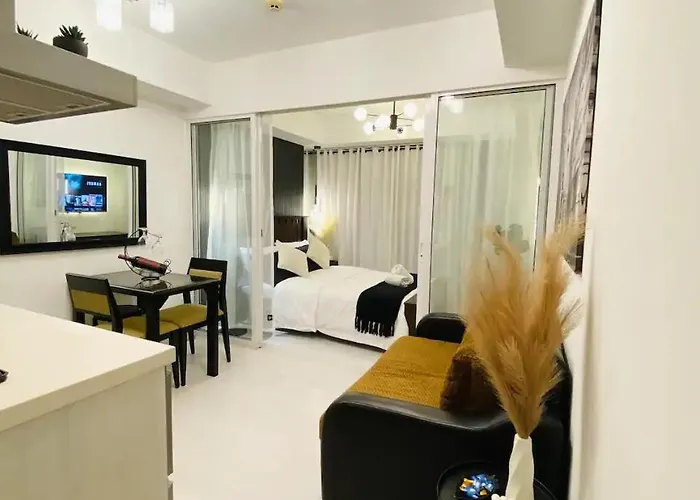 Azure Residences Staycation Aparthotel *